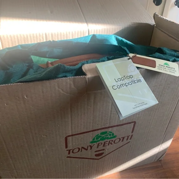 Brown Leather Laptop Bag with Structured Design - Picture 4 of 16